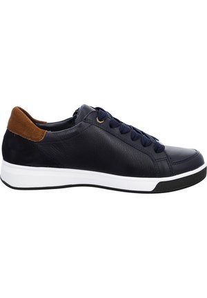 Baskets en cuir bleu marine avec un bijou de talon en daim marron, à bout rond, semelle blanche et lacets bleus marins, avec des détails de couture minimalistes.