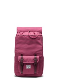 Zaino in tessuto rosa con chiusura a roll-top e cordoncino. Presenta una tasca frontale con cinturini in pelle marrone e una toppa con logo.