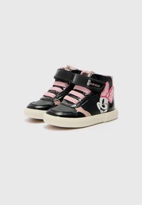 Sapatilhas de verniz preto com detalhes em rosa e tiras de velcro. Apresenta um design da Minnie Mouse na lateral e uma sola de borracha branca.
