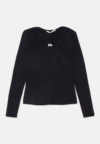 Μαύρη μπλούζα με μακριά μανίκια φτιαγμένη από μαλακό ύφασμα, με κ gathered λαιμόκοψη και άνοιγμα κλειδώματος στην πλάτη. Κομψή γραμμή με ενιαίο χρώμα.