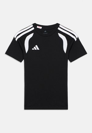 Sort Adidas sportst-shirt med hvide striber på skuldrene, hvide paneldetaljer nær ærmerne og Adidas-logo på venstre bryst.