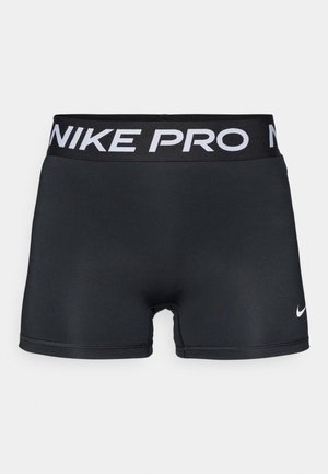 Mustat urheilushortsit, joissa on leveä vyötärönauha ja valkoisella kirjaimilla "NIKE PRO". Valmistettu sileästä, joustavasta kankaasta ja istuvalla mallilla.