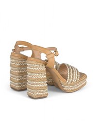 Sandali con tacco in pelle color tan, impreziositi da accenti in juta intrecciata, cinturini maxi intrecciati e tacchi scanalati e testurizzati decorati con dettagli bianchi.