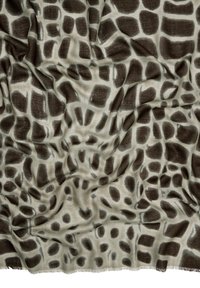 Bawełniany szalik z wzorem żyrafy, brązowe plamy na jasnobeżowym tle, o miękkiej, teksturowanej powierzchni z postrzępionymi krawędziami.