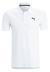 Bílý polo tričko s krátkým rukávem a černým logem Puma na levé části hrudi a zapínacím límcem.