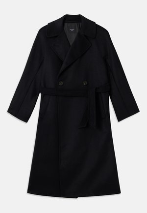 Long manteau noir croisé avec larges revers, une ceinture à nouer et des poches sur les côtés, fabriqué en tissu en laine lisse.