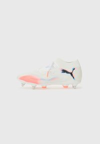 Weißer Fußballschuh mit pinken und blauen Farbverlauf-Akzenten. Besitzt ein strukturiertes Obermaterial, einen Schnürverschluss und vier metallische Stollen auf der Sohle.