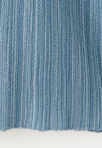 Tissu tricoté bleu avec texture côtelée verticale et points bouclés, montrant un motif de fil détaillé et des bords sur un fond clair.