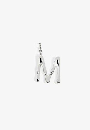 Colgante de metal plateado en forma de la letra "M," con un diseño ondulado, acabado pulido y un pequeño lazo para su sujeción.