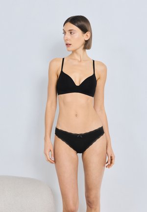 Zwarte ondergoedset met een gladde bralette met verstelbare bandjes en een bikinionderdeel met kantaccenten en een klein strikdetail.