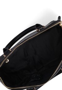Borsa a mano in pelle nera con cerniera dorata, design minimalista e texture liscia. L'interno è foderato in tessuto ed è spazioso.