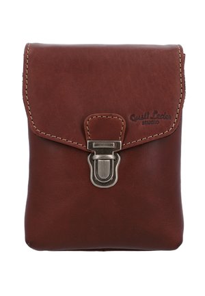 Hnědá kožená taštička s uzávěrem, se šitým okrajem a vyraženým logem. Kompaktní obdélníkový tvar, hladký povrch.