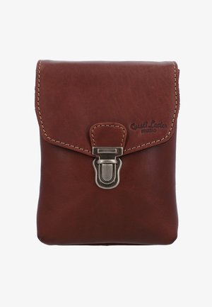 Bolsa de cuero marrón con cierre de broche, que presenta un borde cosido y una marca embellecida. Forma rectangular compacta, textura suave.