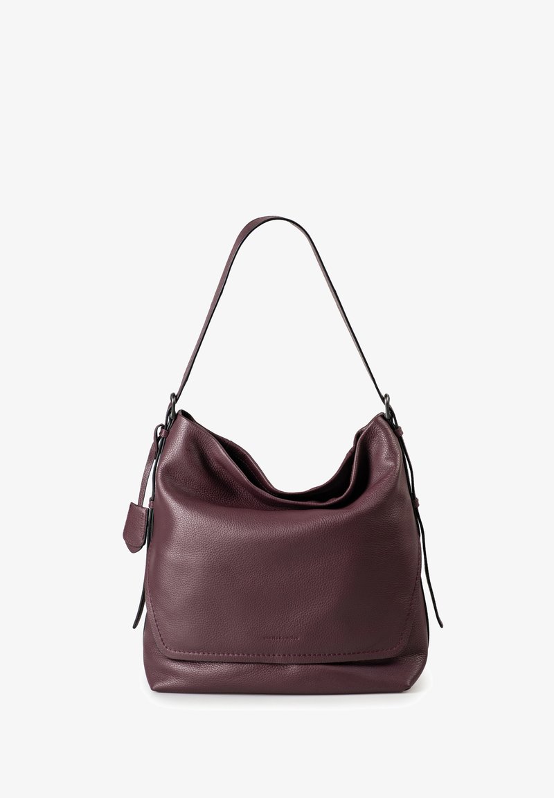 Borsa a spalla in pelle viola scuro con una singola tracolla e una forma rettangolare morbida e sformata su uno sfondo bianco.