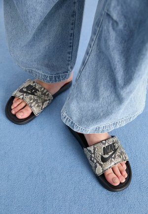 VICTORI ONE SLIDE - Mules - malt/black/light orewood brown
