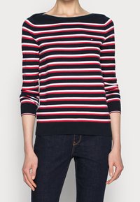 Marine gestreifter Pullover mit rot-weißen horizontalen Streifen, breitem Rundhalsausschnitt und Dreiviertelärmeln, aus weichem Stoff gefertigt.