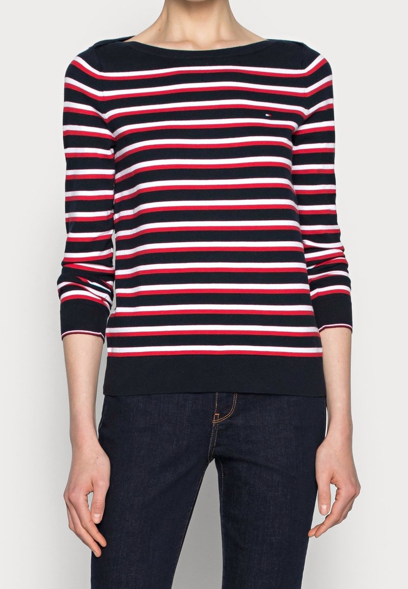 Marine gestreifter Pullover mit rot-weißen horizontalen Streifen, breitem Rundhalsausschnitt und Dreiviertelärmeln, aus weichem Stoff gefertigt.