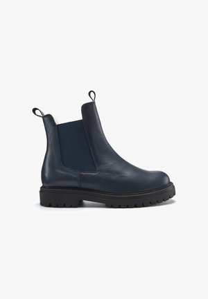 Navyfarbene Leder-Chelsea-Boots mit elastischen Seitenpaneelen, Anziehschlaufen und einer robusten schwarzen Gummisohle für gute Griffigkeit. Glatte Textur mit Nähdetails.