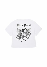 Witte oversized t-shirt met een zwart engelafbeelding met vleugels en sterren, evenals de tekst "Mira Paris" boven het ontwerp.