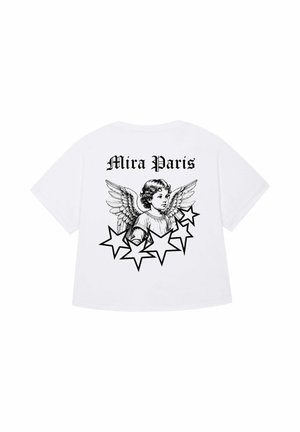 Witte oversized t-shirt met een zwart engelafbeelding met vleugels en sterren, evenals de tekst "Mira Paris" boven het ontwerp.