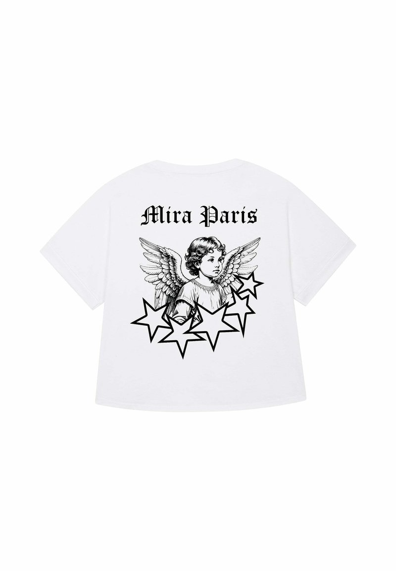 Witte oversized t-shirt met een zwart engelafbeelding met vleugels en sterren, evenals de tekst "Mira Paris" boven het ontwerp.