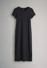 Vestido midi negro de manga corta y escote redondo con una abertura lateral, mostrado plano sobre un fondo gris neutro.