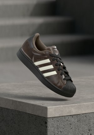 SUPERSTAR II - Chaussures de skate - earth strata/off white/core black