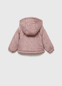 Svijetlopink jakna s cvjetnim uzorcima, koja ima kapuljaču, elastične manžete i kviltanu teksturu. Stražnji dio pokazuje naborane detalje na kapuljači.