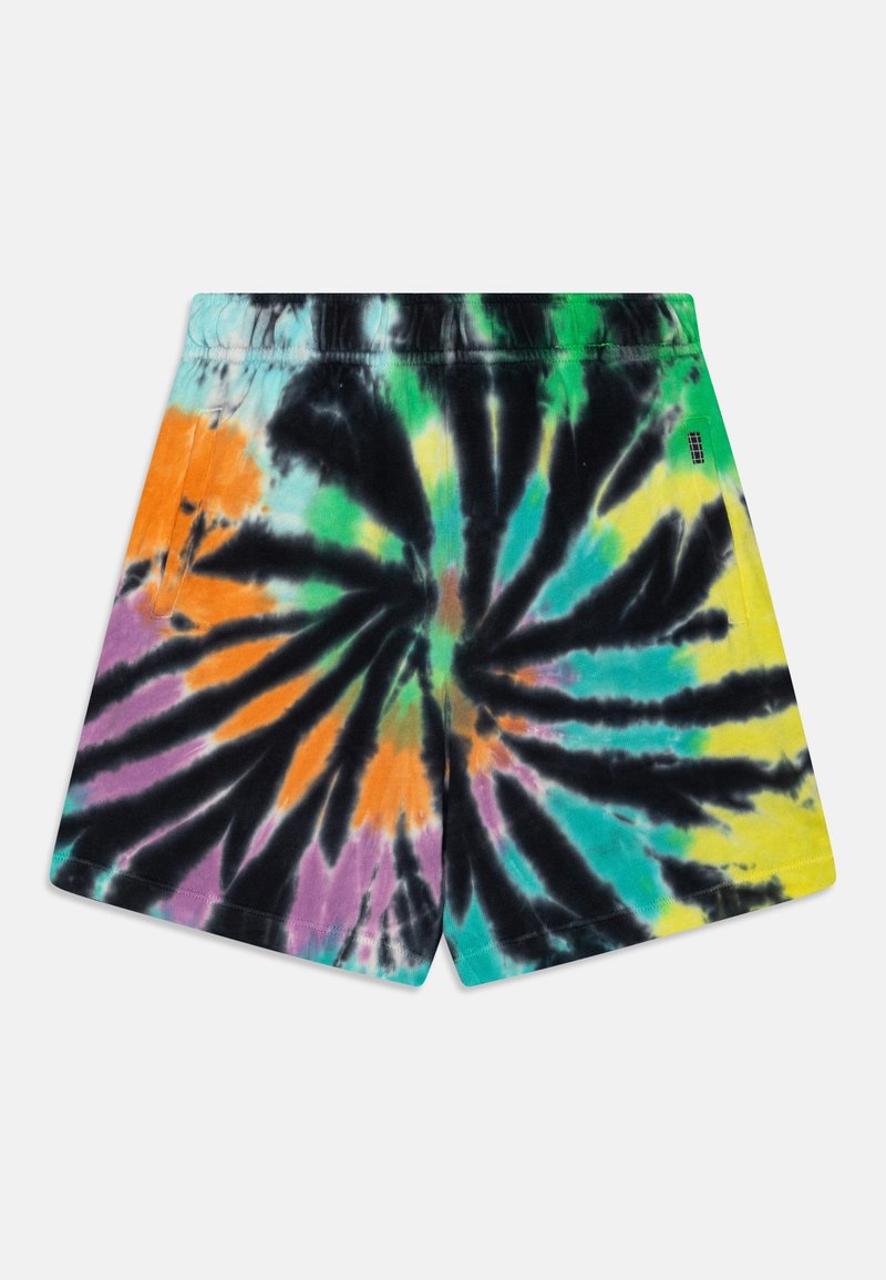 Shorts tie-dye avec motif en spirale noir, vert, jaune, orange, violet et bleu, dotés de poches latérales et d'une ceinture élastique.