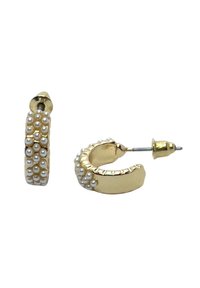 Pendientes de aro de oro adornados con pequeñas perlas blancas, que presentan una textura suave y un cierre de poste seguro para asegurar su colocación.