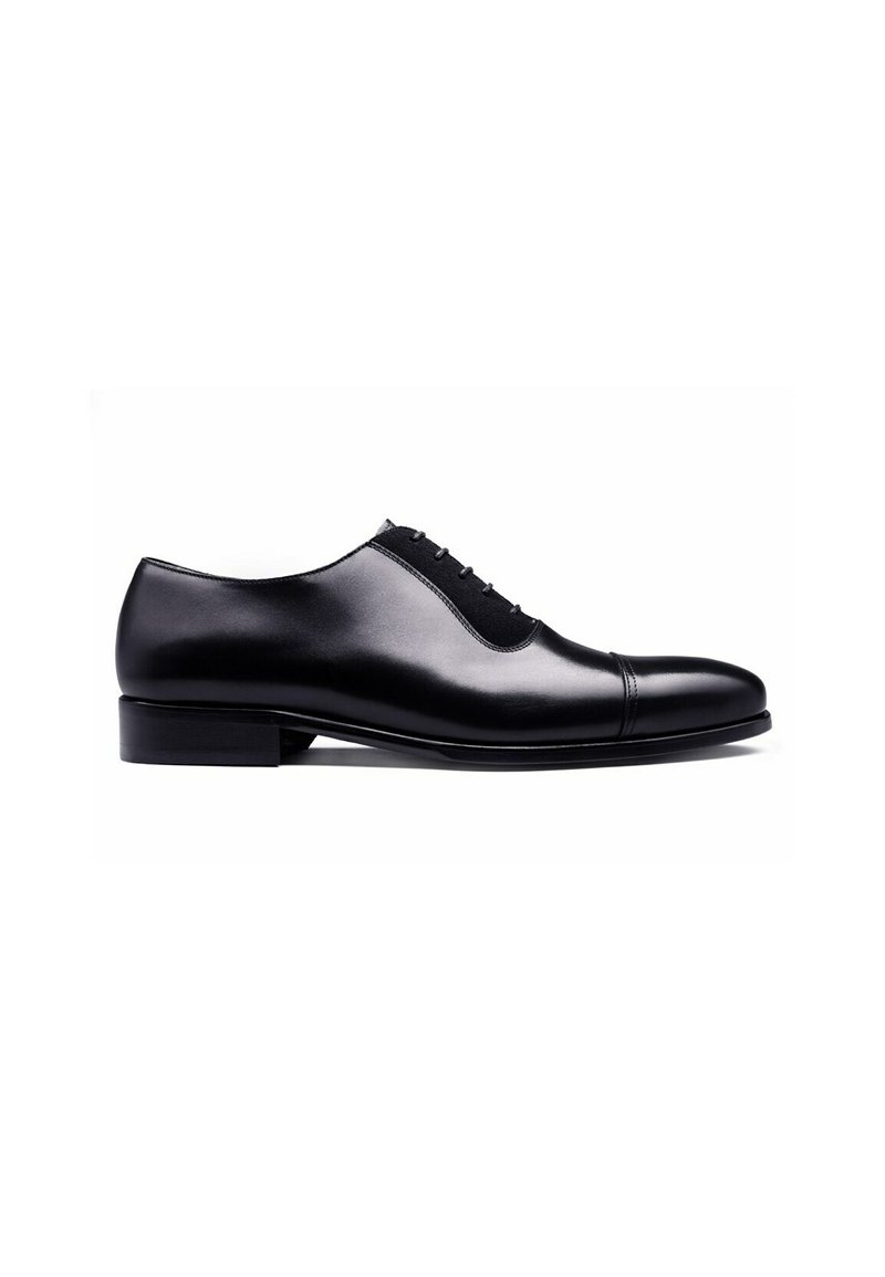 Zwarte leren nette schoen met een gladde afwerking, ronde neus en minimale veters, met een lage vierkante hak en zonder zichtbare patronen of accenten.