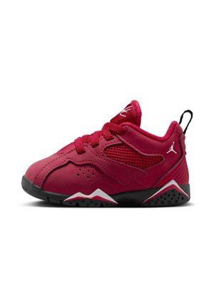 Chaussure de sport rouge avec des matériaux lisses et texturés, comportant des panneaux en maille, des lacets et une semelle en caoutchouc noir avec des accents blancs.