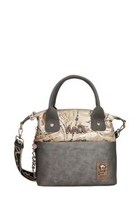 Beige und graue Handtasche mit strukturiertem Oberflächen, zwei oberen Griffen, einem abnehmbaren Riemen und einem gestickten Logo auf der Vorderseite.