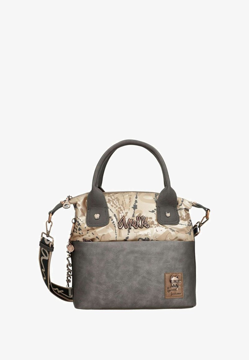 Beige und graue Handtasche mit strukturiertem Oberflächen, zwei oberen Griffen, einem abnehmbaren Riemen und einem gestickten Logo auf der Vorderseite.