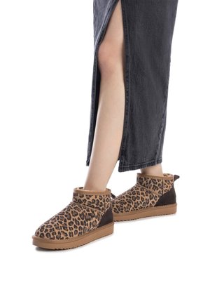 Botines de tobillo con estampado de leopardo, que cuentan con una parte superior de tela suave, acentos de ante marrón, punta redonda y una suela de goma texturizada para un mejor agarre.