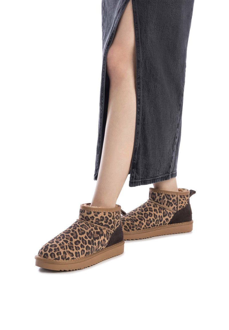 Botines de tobillo con estampado de leopardo, que cuentan con una parte superior de tela suave, acentos de ante marrón, punta redonda y una suela de goma texturizada para un mejor agarre.