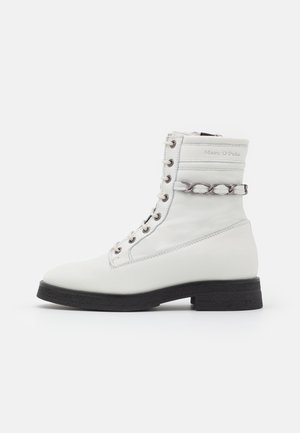 Enkellaarsjes met plateauzool - white