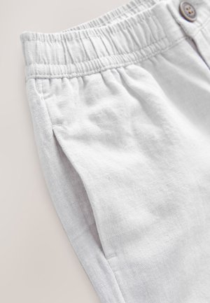 Pantaloni in tessuto grigio chiaro con vita elasticizzata, caratterizzati da un dettaglio con bottone e una texture morbida, dotati di tasche laterali.
