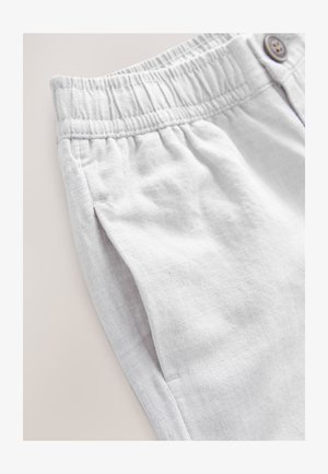 Svetlo sive hlače iz tkanine z elastičnim pasom, gumbom kot detajlom in mehko teksturo ter stranskimi žepi.