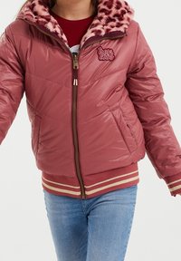 Rosa puffjacka med leopardmönstrad fuskpälskrage, dragkedja fram, elastiska ärmslut och nederkant med guldstriper och broderad text "tres cool".