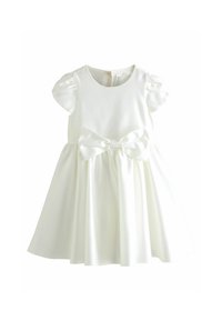 Robe pour tout-petit en satin blanc avec des manches bouffantes, un col rond, une jupe froncée et un grand nœud à la taille.