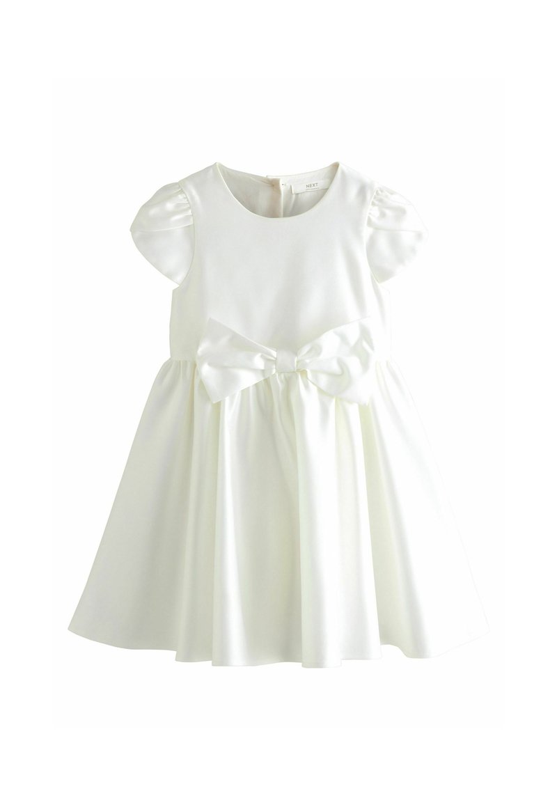 Robe pour tout-petit en satin blanc avec des manches bouffantes, un col rond, une jupe froncée et un grand nœud à la taille.