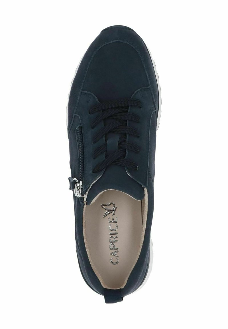 Dunkelblaue Wildledersneaker mit schwarzen Schnürsenkeln, seitlichem Reißverschlussdetail und heller Gummisohle. Markenname „Caprice“ innen gedruckt.