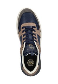 Marineblauwe en bruine sneaker van leer en suède, met een geperforeerde neus, veters, logo-accent en een gevoerde zool.