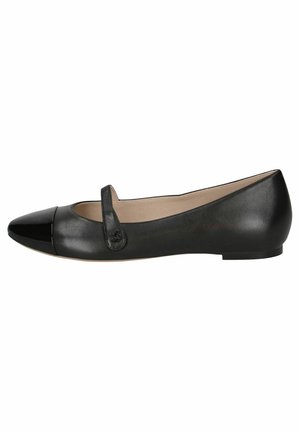 Ballerine en cuir noir avec un bout en cuir verni noir et une petite sangle. Semelle plate et texture lisse avec un détail de logo subtil.