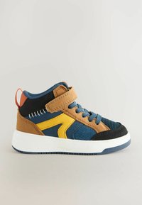High-Top-Sneaker mit einem blauen Canvas-Obermaterial, braunen Wildleder-Akzenten, gelbem Zickzack-Muster, schwarzer Zehenkappe und einem Klettverschluss. Weiße Sohle.
