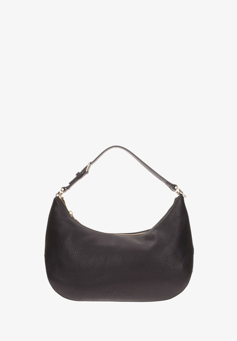 Sac à épaule en cuir noir avec une forme arrondie, quincaillerie en ton or et fermeture éclair en haut. Dispose d'un logo en relief à la base.