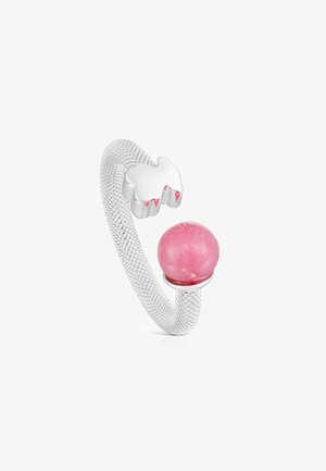 Bague ouverte en maille argentée avec une pierre polie rose à une extrémité et une forme de papillon en argent à l'autre extrémité.