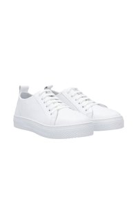 Weiße Schnürsneaker mit einem glatten Lederobermaterial, strukturiertem Gummisohle und minimalistischer Gestaltung. Mit einem Zugband an der Ferse.