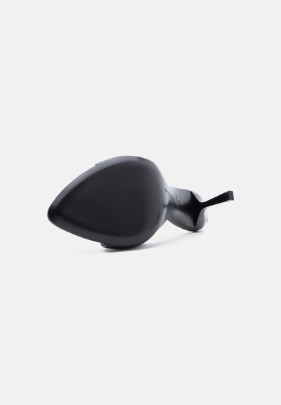 Μαύρη γόβα με μυτερή μύτη και τακούνι στιλέτο, εμφανίζεται από την πλευρά της σόλας σε λευκό φόντο.